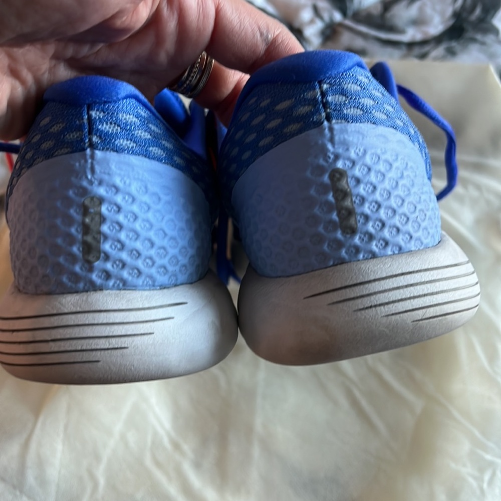 Nike - Picture 3 of 5